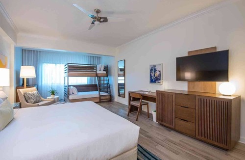 Marathon Hotel | Family Room in Duck Key | Sauna, Kayak & Pools