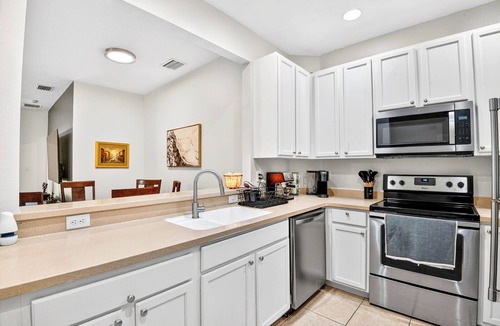 Sarasota Condo | Fantastic location , 3BD/2BT Condo with garage,patio and pool in Gated community