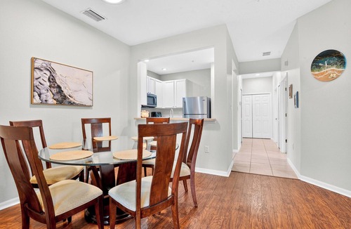 Sarasota Condo | Fantastic location , 3BD/2BT Condo with garage,patio and pool in Gated community