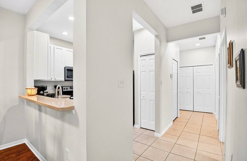 Sarasota Condo | Fantastic location , 3BD/2BT Condo with garage,patio and pool in Gated community