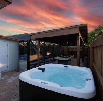 Lake Worth Corridor Villa | Fantasy Resort OMG Pool Waterfall Spa Gym Fast WiFi Hosted by Relaxtay