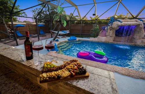 Lake Worth Corridor Villa | Fantasy Resort OMG Pool Waterfall Spa Gym Fast WiFi Hosted by Relaxtay