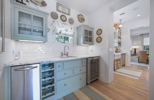 Seaside House | Featured in Coastal Cottage Magazine! Seaside Ave. Location + 2 Adult Bikes!