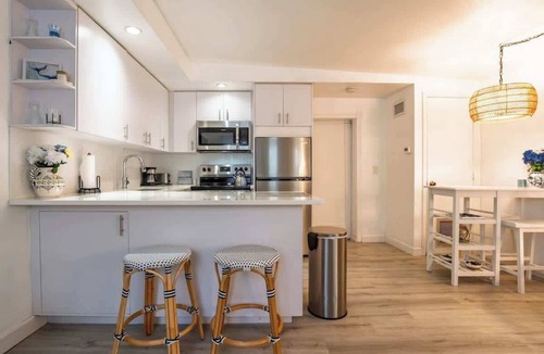 Boynton Beach House | Fenced Turf Yard, Bikes, Hammock, BBQ, 65 Inch TV