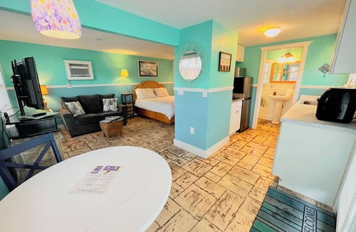 Siesta Key Apartment | Fern Haven Studio Cottage - walk to Siesta Beach and Village Pets Welcome!