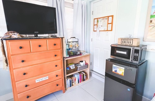 South Palm Park Neighborhood Association Apartment | MAJOR INTERNATIONAL SPORTING EVENT and Relax by the sea! One-bedroom Lake Worth Beach studio near Palm Beach
