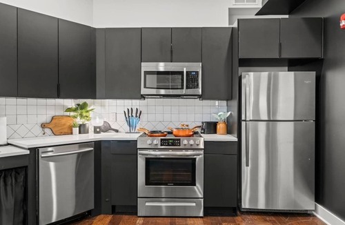 West Poplar Apartment | FIFA STAY King Bed | GYM | Free Parking | Rooftop
