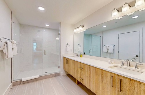 Island Estate Condo | Fifth-floor waterfront condo with washer/dryer & access to pool, hot tub, dock
