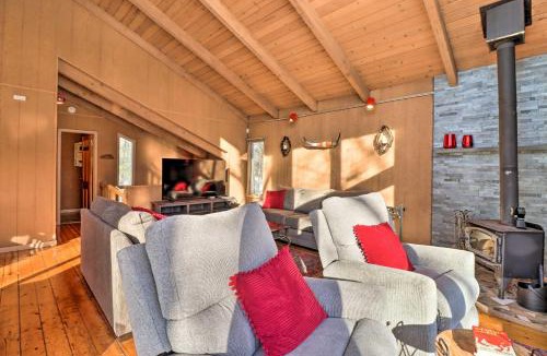 East Stroudsburg House | Fire Pit & Grill: Lakefront Poconos Cottage!