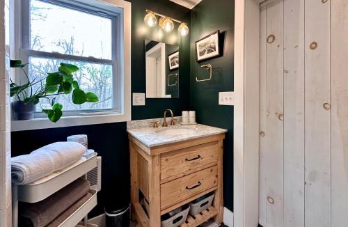 Rowland House | Fire Pit, Private & Stylish Birdsong Schoolhouse