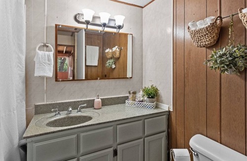 Steinhatchee House | Fish camp, pet and family friendly game room and pond