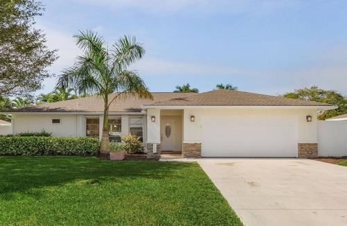 Palm River Estates House | Flaming Vine Retreat. Beach*Pool*Dine*Relax*Repeat!
