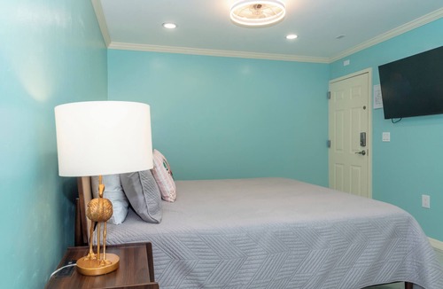 Mid Island Hotel | Flamingo Inn - Standard King #203