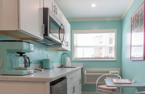 Mid Island Hotel | Flamingo Inn - Standard Queen with kitchenette #202