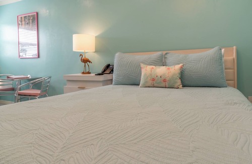 Mid Island Hotel | Flamingo Inn - Standard Queen with kitchenette #202