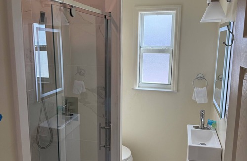 Mid Island Hotel | Flamingo Inn - Standard Queen with kitchenette #202