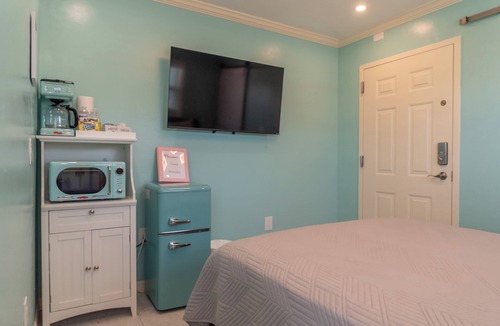 Mid Island Hotel | Flamingo Inn - Standard Queen-Handicap Room