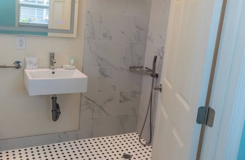 Mid Island Hotel | Flamingo Inn - Standard Queen-Handicap Room