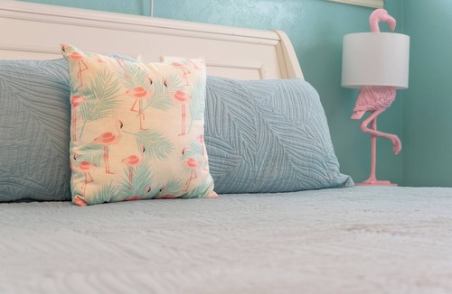 Mid Island Hotel | Flamingo Inn - Standard King with Kitchenette