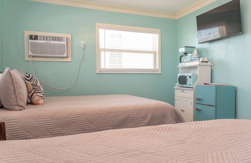 Mid Island Hotel | Flamingo Inn - Standard Queen