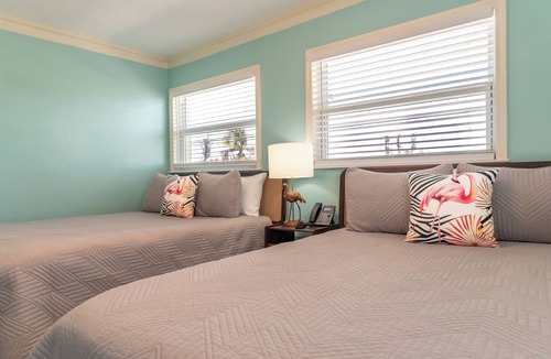 Mid Island Hotel | Flamingo Inn - Standard Queen