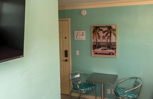 Mid Island Hotel | Flamingo Inn - Standard Queen