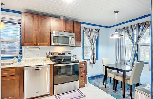 Memphis House | Florida Bungalow 2 Bedroom 1 and 1/2 Bath with Pool
