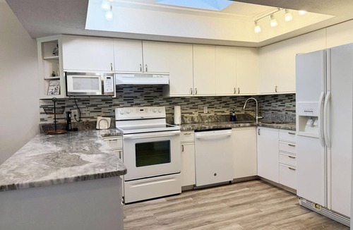 Grove City Apartment | Forest Park – Pool, Tennis & Coastal Charm