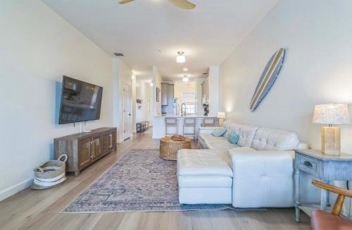Biggar House | Fort Myers Condo w/Resort Pools - Near Golf!