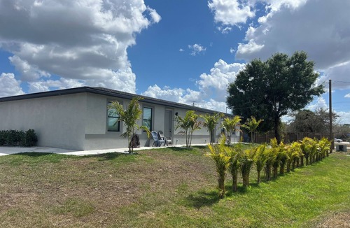 Fort Myers Shores House | Fort Myers Relax Pad 01