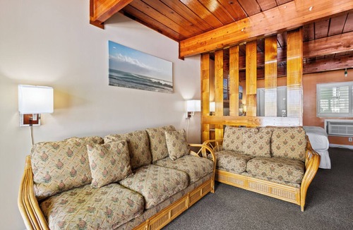 Fort Pierce Hotel | Fort Pierce Oceanfront Inn- Suite- King Bed #6