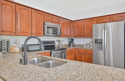 Fountain Lakes Condo | Fountain Lakes - Gorgeous Top Floor Unit, 9 Hole Chip & Put Included!
