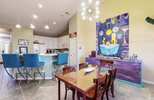 Sunset Island Condo | Fountain-view 4th-floor condo with 3 private beaches, pools, gym, balcony, W/D