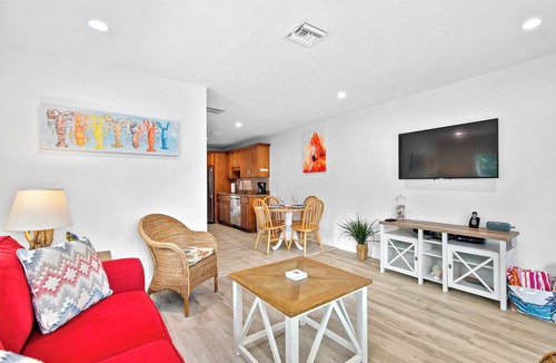 Ilexhurst House | Four Beach Lovers 3 · Garden & Gulf · Solar · 5 Seconds to Beach