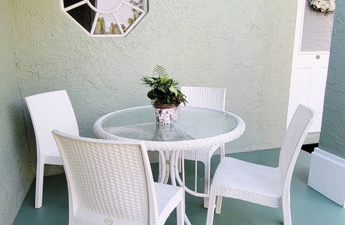 Hunt Club Cottage | Frannies Place in The Acreage KING beds