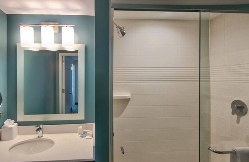 Flagami Apartment | Friends and Family Group Getaway! Three Modern Studios for 12 Guests, Pool, BBQ