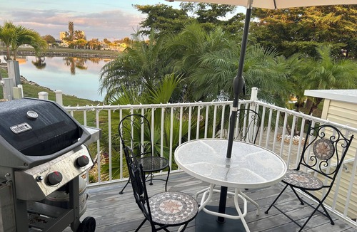 Fort Myers Beach House | Ft Myers Beach 2-bedroom, 2 bath home in over 55 manufactured home, gated.