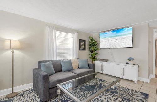 Southgate House | Fully Fenced With Hot tub near Siesta Key Bridge