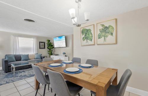 Southgate House | Fully Fenced With Hot tub near Siesta Key Bridge
