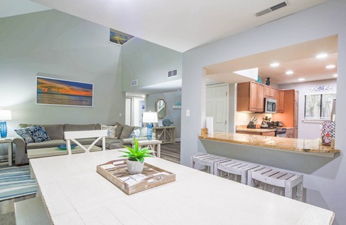 Sea Pines House | Fully Updated, End Unit Villa between Beach Club & Harbour Town w/Community Pool & Tennis Courts
