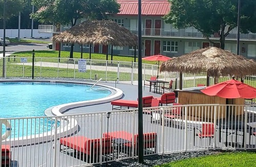 Vero Beach House | Fun Days Ahead! 3 Pet-friendly Units w/ FREE Bfast & Parking, Outdoor Pool!