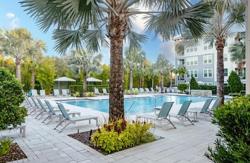 Temple Terrace Apartment | Gated Resort Style 1BR - KING Bed, Pool Views, SPA Hot Tub, Gym, WiFi, Wash & Dry, AC, Elevators, Starbucks, EV CHRG Station, Free Parking, Pets - IDEAL FOR Medical, Business, Relocation, Long Stays - by Moffitt Cancer Ctr, USF, River Hills Country Club