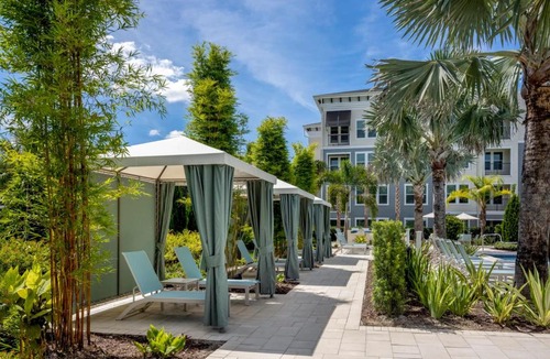 Temple Terrace Apartment | Gated Resort Style 1BR - KING Bed, Pool Views, SPA Hot Tub, Gym, WiFi, Wash & Dry, AC, Elevators, Starbucks, EV CHRG Station, Free Parking, Pets - IDEAL FOR Medical, Business, Relocation, Long Stays - by Moffitt Cancer Ctr, USF, River Hills Country Club