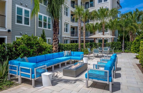 Temple Terrace Apartment | Gated Resort Style 1BR - KING Bed, Pool Views, SPA Hot Tub, Gym, WiFi, Wash & Dry, AC, Elevators, Starbucks, EV CHRG Station, Free Parking, Pets - IDEAL FOR Medical, Business, Relocation, Long Stays - by Moffitt Cancer Ctr, USF, River Hills Country Club