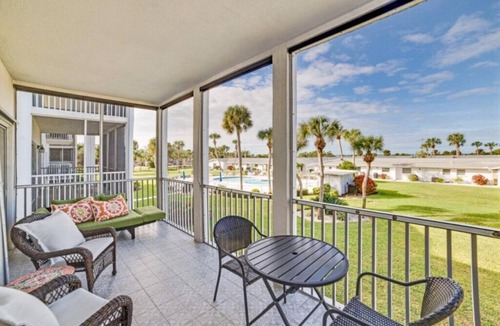 Venice Condo | Good Vibes Only Beach Condo in a Tranquil 55+ Community