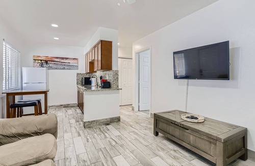 Palm Beach Shores Apartment | 🏖 Gorgeous 1 BR ~ Steps to the Beach 🏖