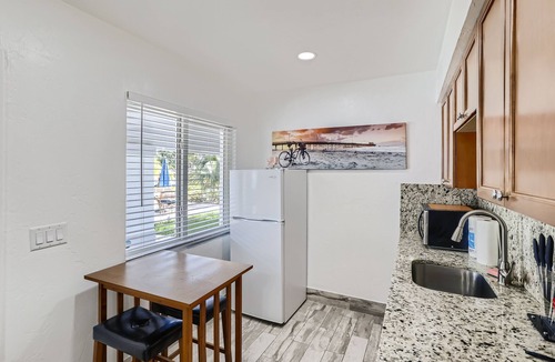 Palm Beach Shores Apartment | 🏖 Gorgeous 1 BR ~ Steps to the Beach 🏖
