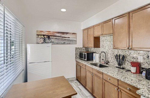 Palm Beach Shores Apartment | 🏖 Gorgeous 1 BR ~ Steps to the Beach 🏖