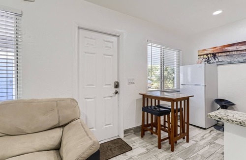 Palm Beach Shores Apartment | 🏖 Gorgeous 1 BR ~ Steps to the Beach 🏖