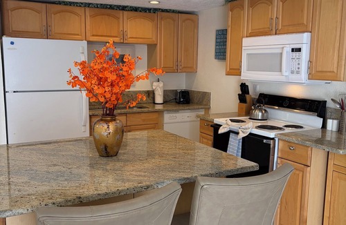 Bayview Condo | Gorgeous 1 BR top floor + Private Beach + pools + hot tub Washer Dryer + Balcony